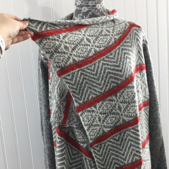 American Eagle Cardigan Sweater Gray Red Aztec Striped‎ - Picture 5 of 11